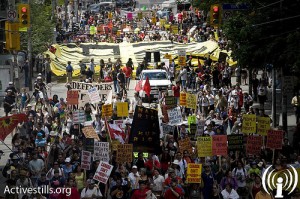 Huge banner and hundreds of protestors block road. Copyright Oren    Ziv/Activestills 2010
